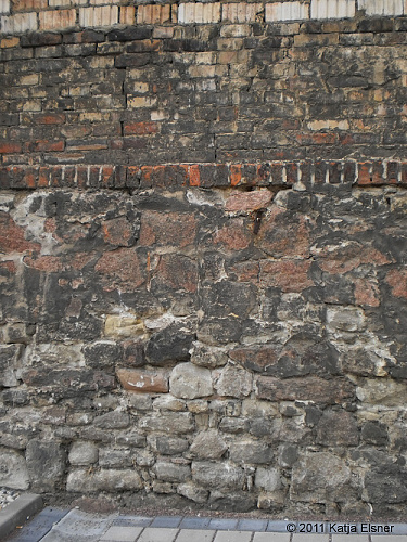 Sind in diesem Mauerstück Steine der alten Stadtmauer verbaut worden?